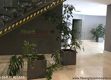 Maceteros de Fiberglass en proyecto inmobiliario Arica Center
