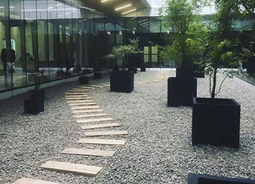 Proyectos de paisajismo para Mall vespucio con maceteros de Fiberglass con maceteros de fibra de vidrio