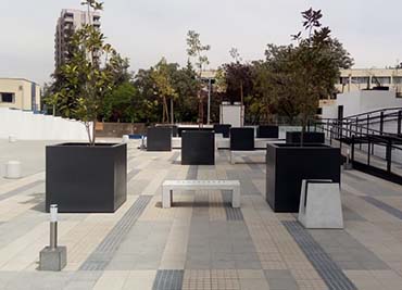 proyecto con maceteros autorregantes en plaza de la Villa Militar