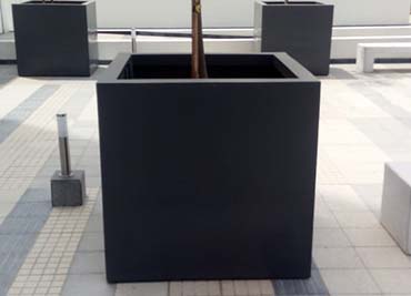 proyecto con maceteros autorregantes en plaza de la Villa Militar