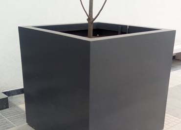 proyecto con maceteros autorregantes en plaza de la Villa Militar